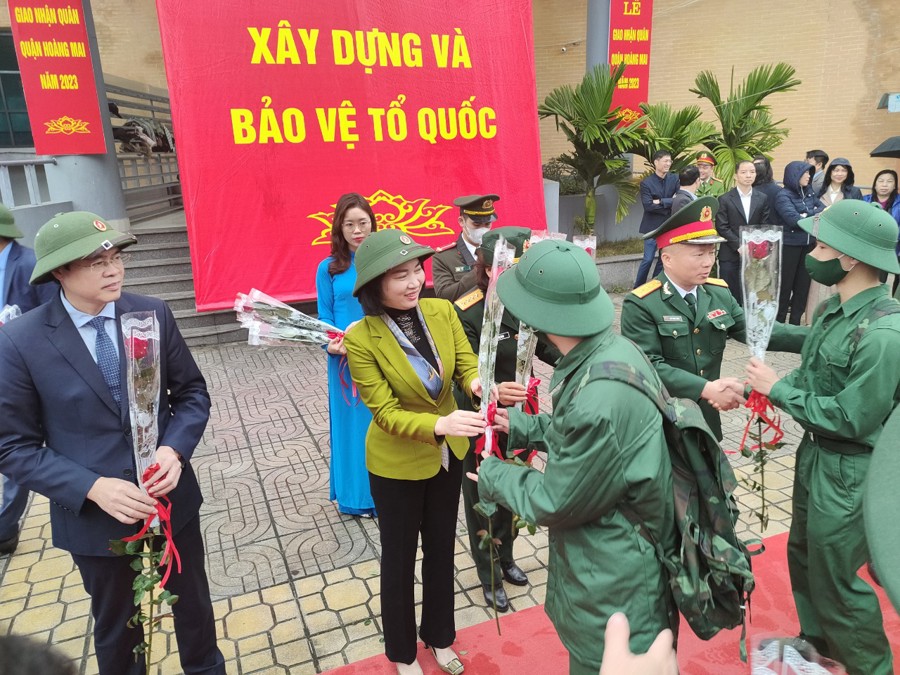  Phó Chủ tịch Thường trực HĐND TP Phùng Thị Hồng Hà tặng hoa, động viên các tân binh. Ảnh AT