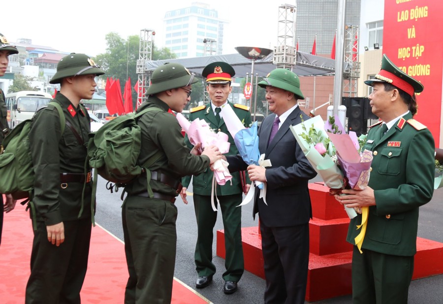 Bí thư Thành ủy Hà Nội Đinh Tiến Dũng động viên tân binh quận Ba Đình lên đường nhập ngũ trong ngày hội tòng quân năm 2023. 