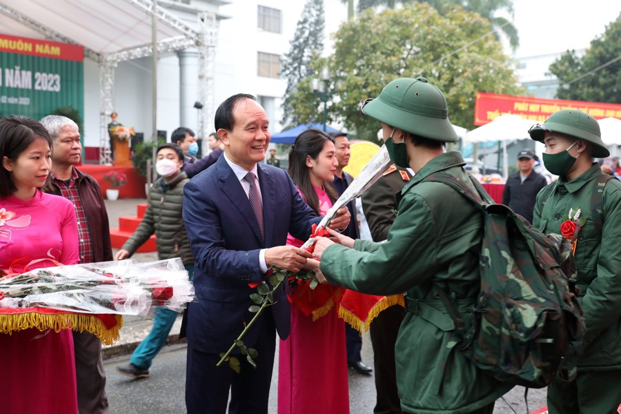 Phó Bí thư Thành ủy, Chủ tịch HĐND TP Hà Nội Nguyễn Ngọc Tuấn tặng hoa, động viên các tân binh. 