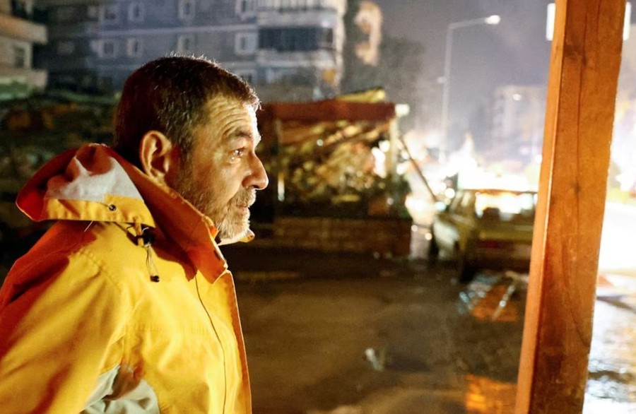 Một người đàn ông thất thần trước đống đổ nát sau thảm họa động đất ở Osmaniye, Thổ Nhĩ Kỳ ngày 6/2. Ảnh: REUTERS