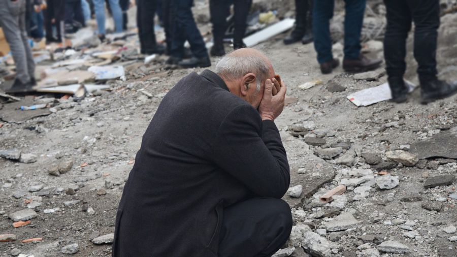 Một người đàn ông tuyệt vọng ôm mặt khóc khi mọi người tìm kiếm những người sống sót qua đống đổ nát ở Diyarbakir,  Thổ Nhĩ Kỳ, hôm 6/1. Ảnh: AFP