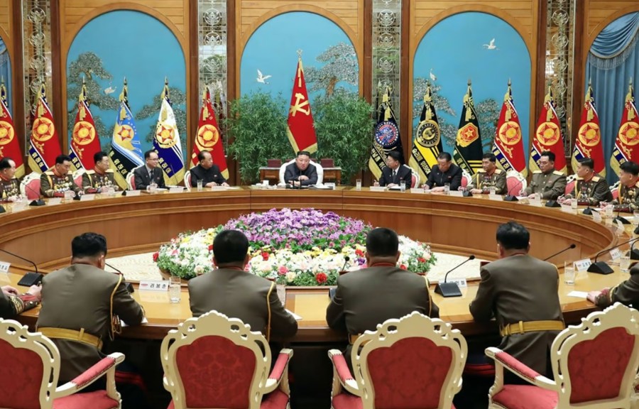 Nhà lãnh đạo Kim Jong-un (chính giữa) chủ trì cuộc họp của Quân ủy Trung ương Đảng Lao động Triều Tiên hôm 6/2. Ảnh: KCNA