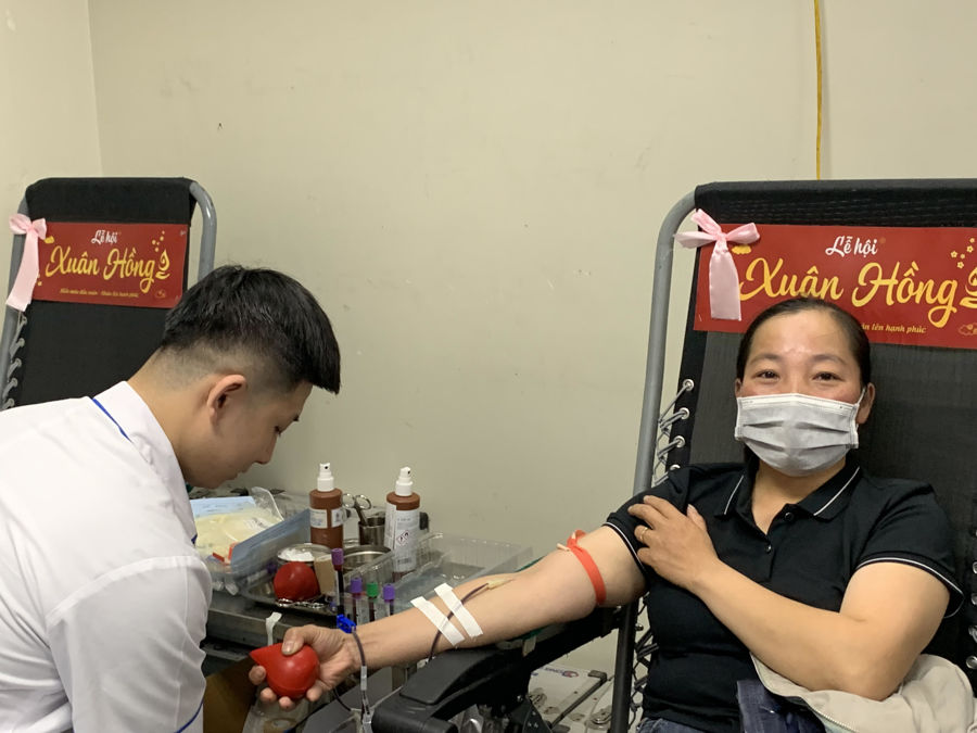 Chị Nguyễn Thị Mai, công nhân Công ty Môi trường đô thị Hà Nội hiến máu thường xuyên vì muốn mang sức khoẻ giúp ích cho đời.