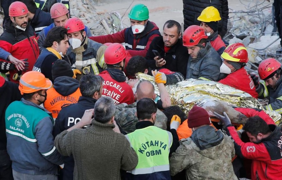 Các nhân viên cứu hộ đưa Kaan, một thiếu niên Thổ Nhĩ Kỳ 13 tuổi, lên xe cấp cứu sau 182 giờ nằm dưới đống đổ nát ở Hatay, hôm 13/2. Ảnh: REUTERS
