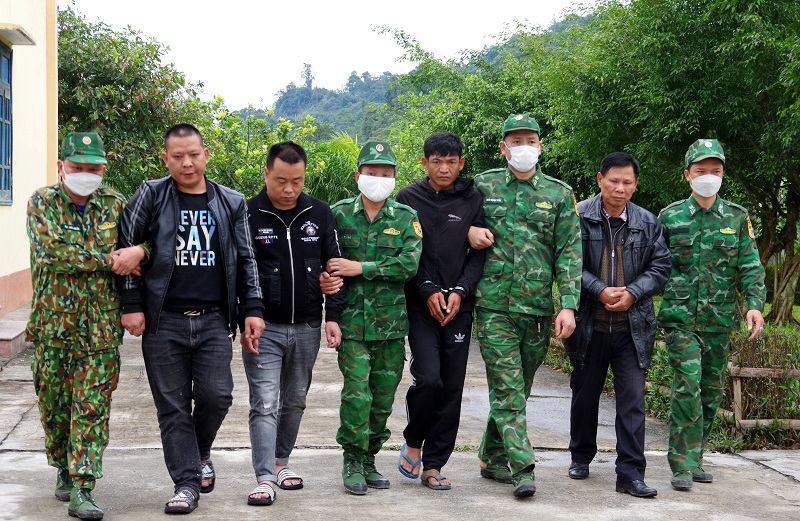 Hoàng Văn Quang và các đối tượng liên quan bị bắt quả tang tại Cửa khẩu Quốc tế Cầu Treo khi đang xuất cảnh trái phép sang Lào.