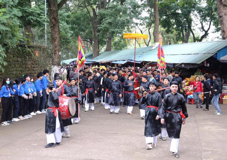 Nghi lễ rước kiệu Thánh qua sông Hồng tại lễ hội Đền Và-thị xã Sơn Tây (Ảnh: Nguyễn Quý). 