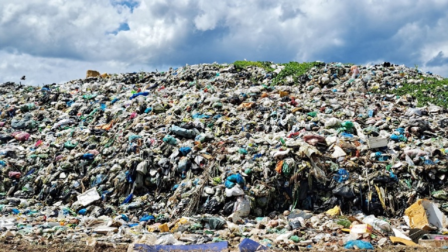 Hàng ngàn tấn rác đang tồn đọng trên Đảo Ngọc - Phú Quốc gây ô nhiễm nghiêm trọng. Ảnh Hữu Tuấn