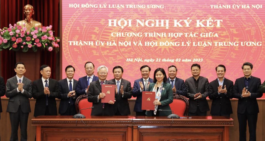 Hội đồng Lý luận Trung ương và Thành ủy Hà Nội ký chương trình hợp tác nhiệm kỳ Đại hội XIII của Đảng.