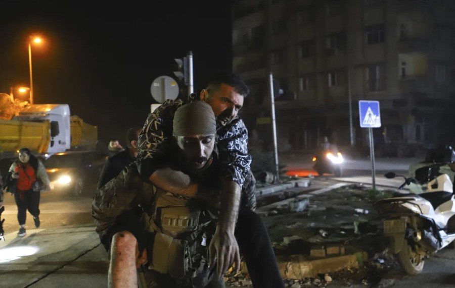 Một người lính cõng một người đàn ông bị thương trong trận động đất hôm 20/2 ở Hatay, Thổ Nhĩ Kỳ. Ảnh: AP