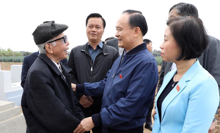 Chủ tịch HĐND TP Hà Nội Nguyễn Ngọc Tuấn khảo sát thực địa, trao đổi với người dân trong phạm vi Dự án.