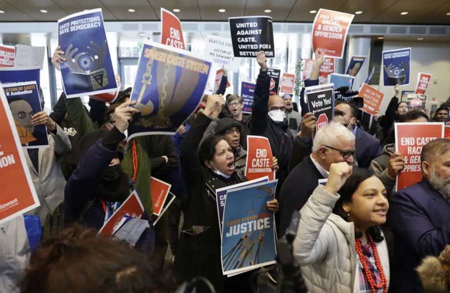 Những người ủng hộ và phản đối luật chống phân biệt đẳng cấp của Seattle biểu tình tại Tòa thị chính TP hôm 21/2. Ảnh: AP