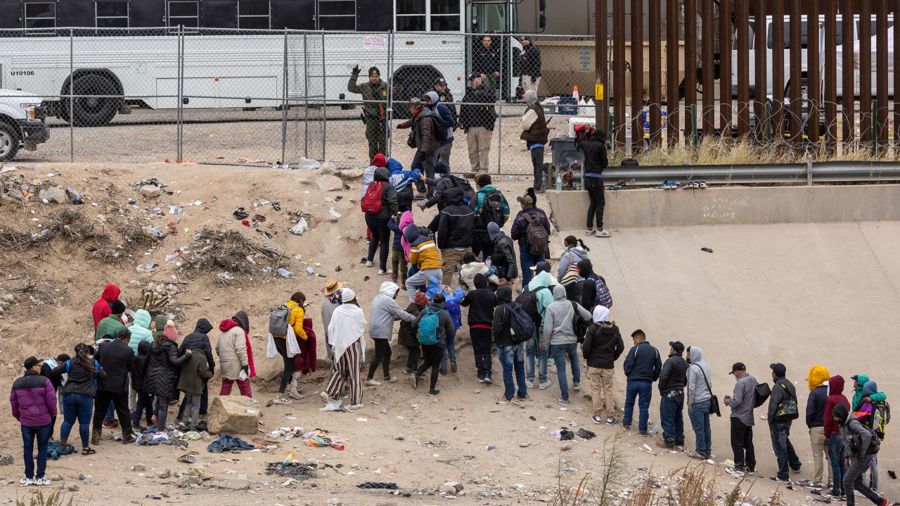 Những người tị nạn lội qua sông Rio Grande đến El Paso, Texas, vào ngày 18/12/2022. Nguồn: CNN