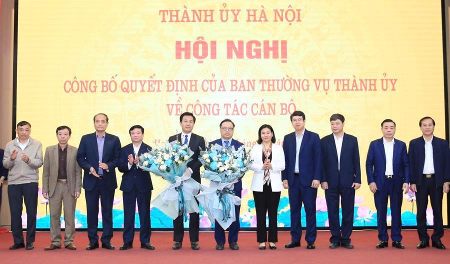 Phó Bí thư Thường trực Thành ủy Hà Nội Nguyễn Thị Tuyến trao quyết định cho các cán bộ được điều động, luân chuyển