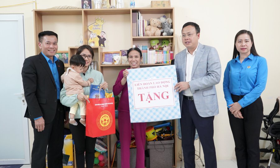 Chủ tịch LĐLĐ TP Hà Nội Phạm Quang Thanh thăm, tặng quà hỗ trợ nữ công nhân có hoàn cảnh khó khăn tại quận Cầu Giấy.