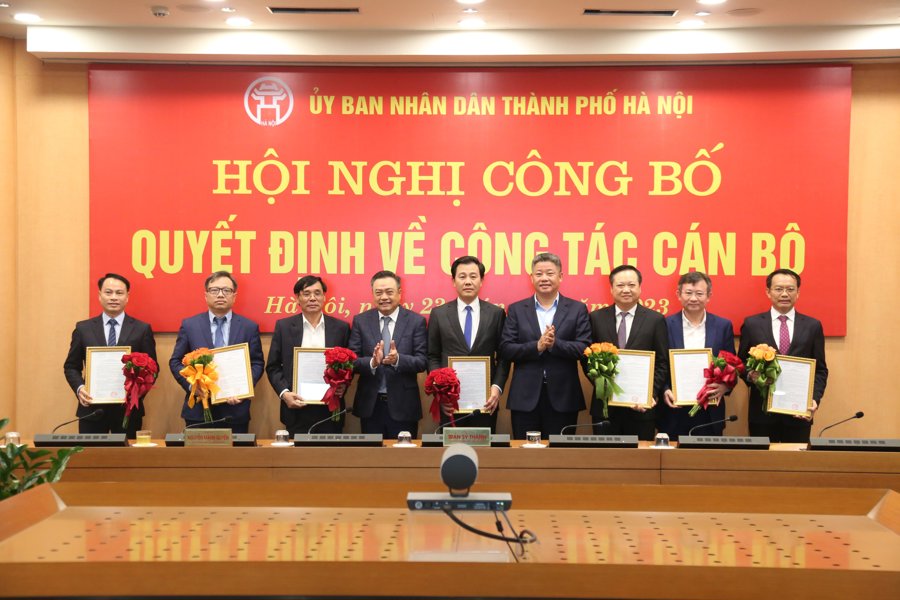 Ông Phạm Xuân Khánh (ngoài cùng bên phải) nhận Quyết định của Chủ tịch UBND TP Hà Nội. 