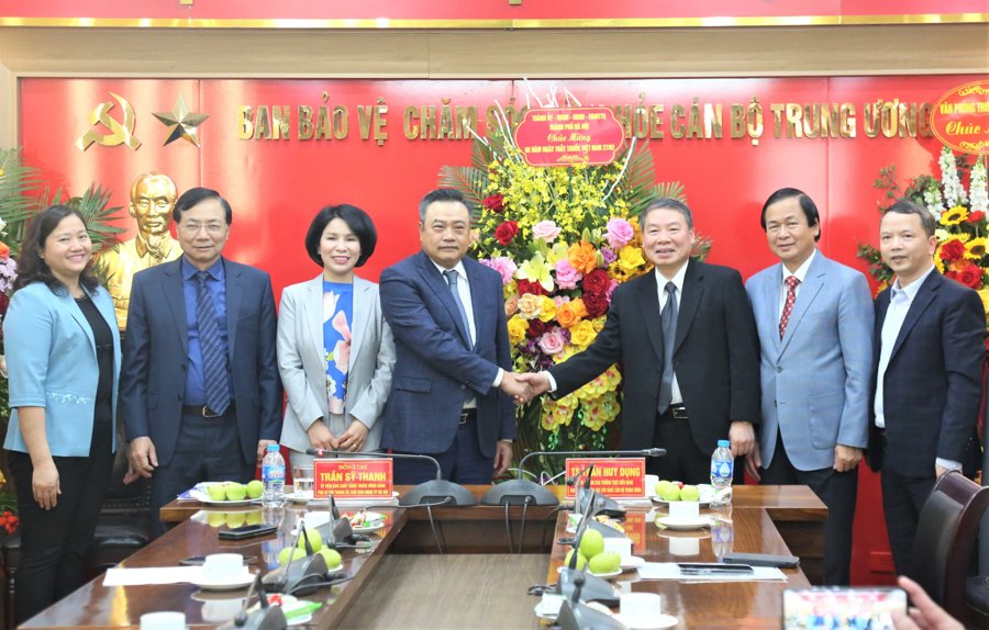 Chủ tịch UBND TP Hà Nội Trần Sỹ Thanh đến thăm, chúc mừng Ban Bảo vệ, chăm sóc sức khỏe cán bộ Trung ương. 