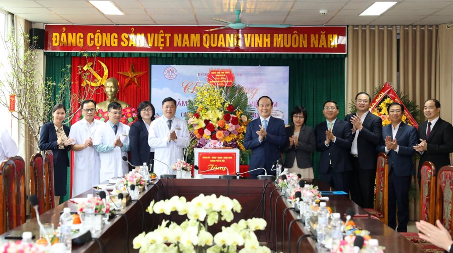 Chủ tịch HĐND TP Hà Nội Nguyễn Ngọc Tuấn thăm, tặng hoa chúc mừng tập thể cán bộ, nhân viên Bệnh viện Đa khoa Mê Linh.