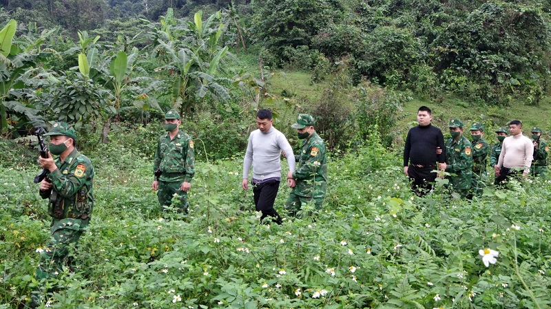 Lực lượng Bộ đội Biên phòng Hà Tĩnh phát hiện, bắt giữ các đối tượng người Trung Quốc xuất nhập cảnh trái phép sang Lào.