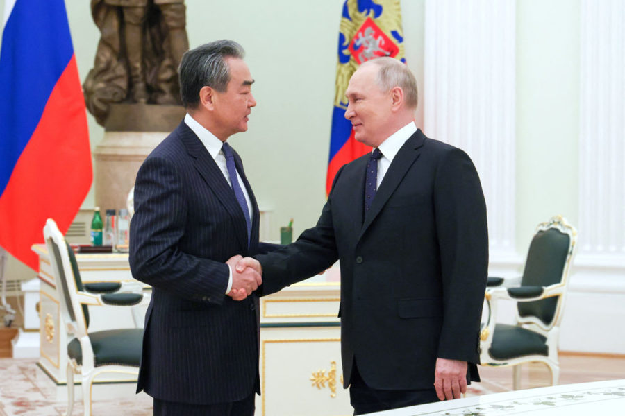 Tổng thống Nga Vladimir Putin bắt tay Chủ nhiệm Văn phòng Ủy ban Đối ngoại Trung ương Trung Quốc Vương Nghị trong cuộc gặp ở Moscow, Nga, ngày 22/2/2023. Ảnh: Sputnik