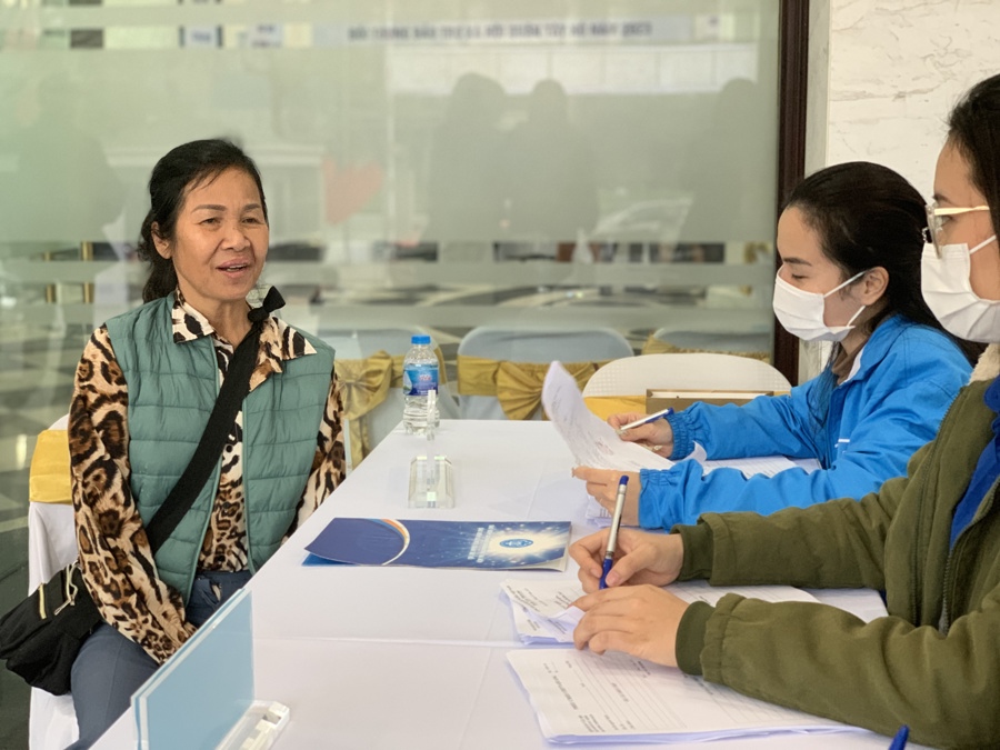 Bà Công Thị Mai, 59 tuổi (ở phường Phú Thượng, quận Tây Hồ) lần đầu tiên được khám sức khoẻ tổng thể.