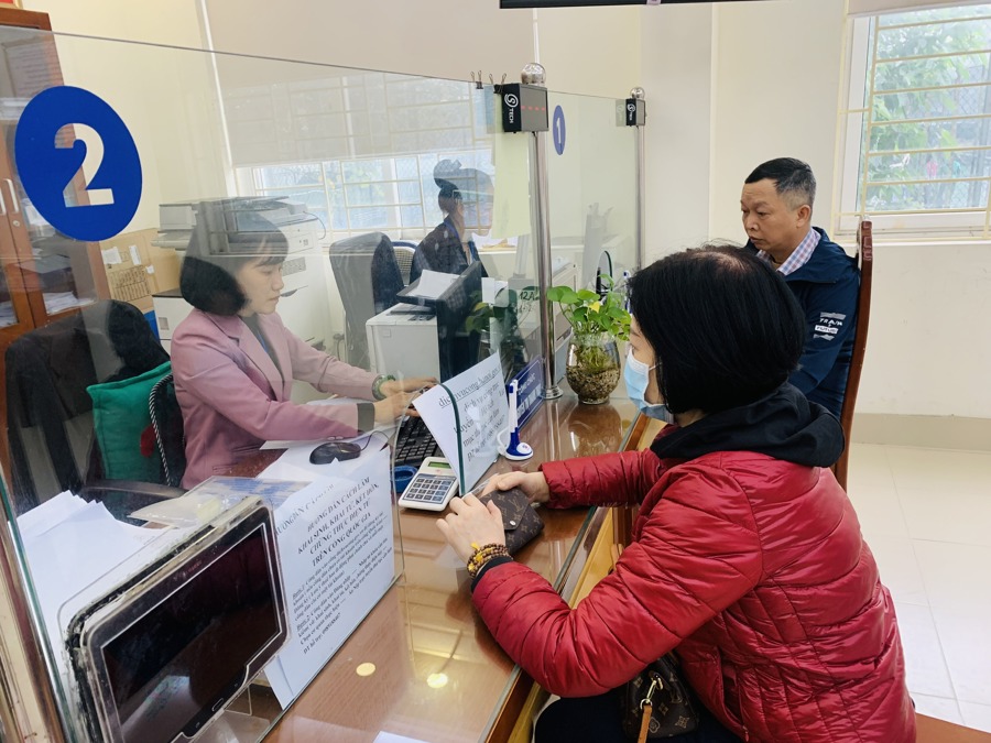 Công dân thực hiện thủ tục tại bộ phận "một cửa" của phường Thanh Xuân Trung