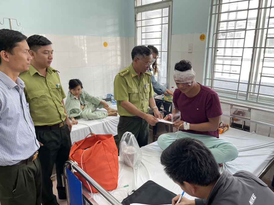 Chi cục Kiểm lâm tỉnh Đồng Nai cùng lãnh đạo huyện Tân Phú đến thăm hỏi, động viên các kiểm lâm bị “lâm tặc” chém gây thương tích  ngày 3/2/2023.