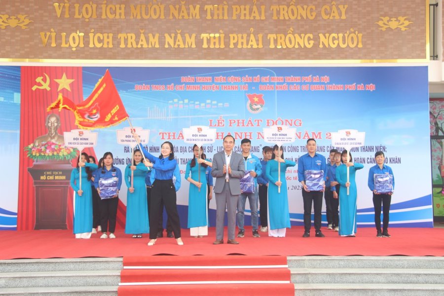 Tuổi trẻ huyện Thanh Trì thực hiện nghi lễ ra quân Tháng Thanh niên 2023. 