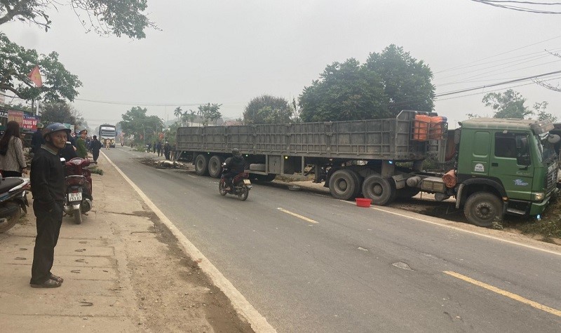 Hiện trường vụ tai nạn giao thông ngày 3/3 trên đường mòn Hồ Chí Minh giữa xe đầu kéo với xe máy khiến 1 người đàn ông tử vong tại chỗ
