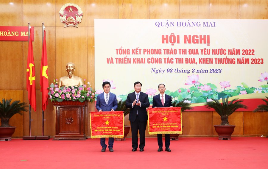 Bí thư Quận ủy, Chủ tịch HĐND quận Hoàng Mai-đồng chí Nguyễn Quang Hiếu tặng Cờ thi đua của Thành phố cho phường Hoàng Liệt, Vĩnh Hưng.