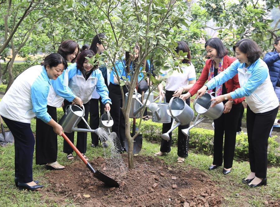 Phó Bí thư Thường trực Thành ủy Nguyễn Thị Tuyến cùng cán bộ Hội Phụ nữ TP Hà Nội trồng cây xanh tại khuôn viên khu Di tích Phủ Chủ tịch. 