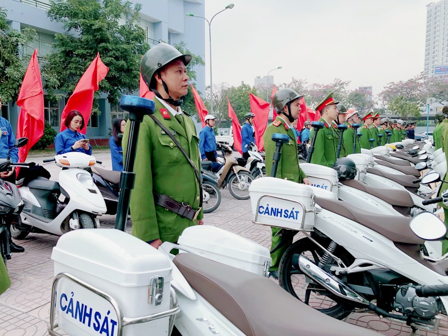 Lực lượng chức năng huyện Thanh Trì ra quân kiểm tra, xử lý vi phạm về trật tự an toàn giao thông, trật tự đô thị
