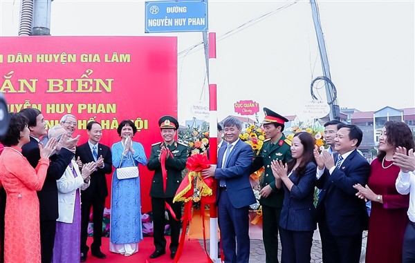 Lãnh đạo UBND huyện Gia Lâm thực hiện nghi lễ gắn biển đường mang tên GS.TSKH Nguyễn Huy Phan.