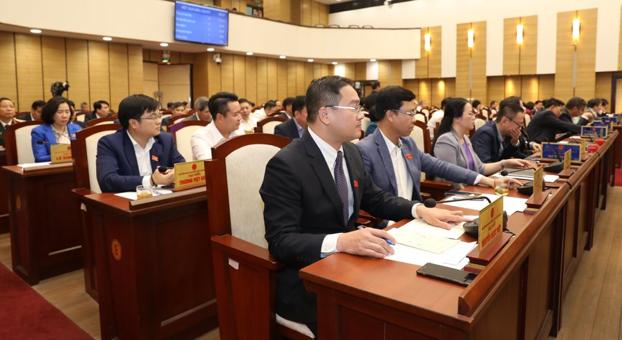 Các đại biểu HĐND TP Hà Nội bấm nút thông qua Nghị quyết tại Kỳ họp