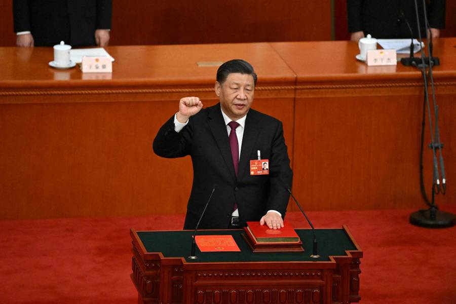 Ông Tập Cận Bình tuyên thệ sau khi được bầu lại làm Chủ tịch nước nhiệm kỳ thứ 3 tại Đại lễ đường Nhân dân ở thủ đô Bắc Kinh, ngày 10/3/2023. Ảnh: AFP