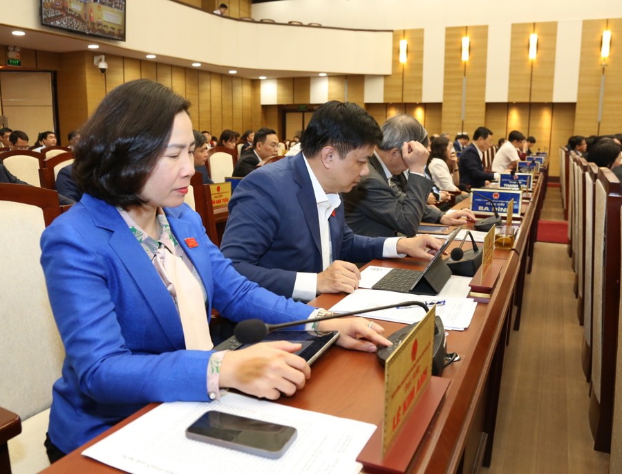 Các đại biểu HĐND TP Hà Nội bấm nút thông qua Nghị quyết. 