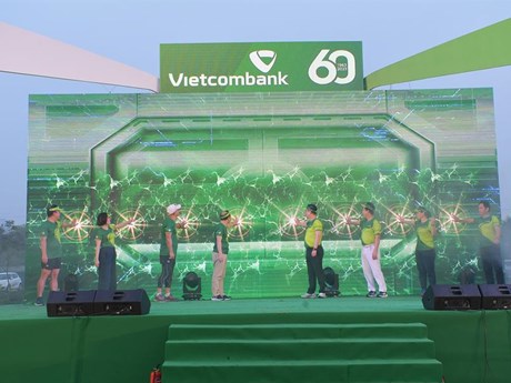 Các thành viên ban lãnh đạo Vietcombank thực hiện nghi thức ra mắt quỹ “Vững tương lai”. 