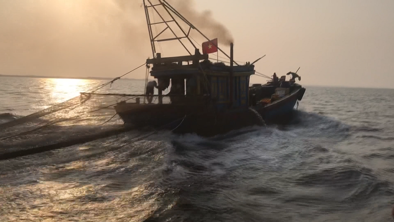 Tàu giã cào đánh bắt thủy sản trái phép trên vùng biển Hà Tĩnh