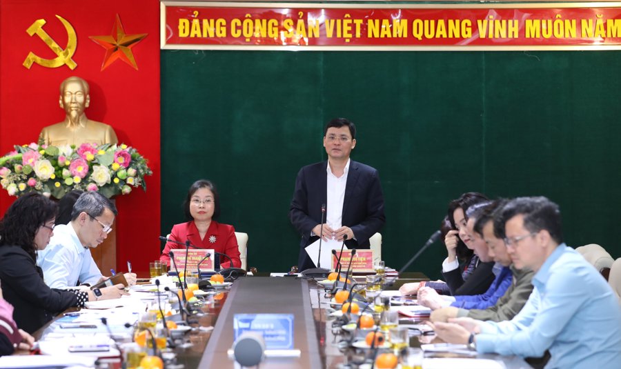 Phó Chủ tịch HĐND TP Hà Nội Phạm Quí Tiên phát biểu tại cuộc họp.