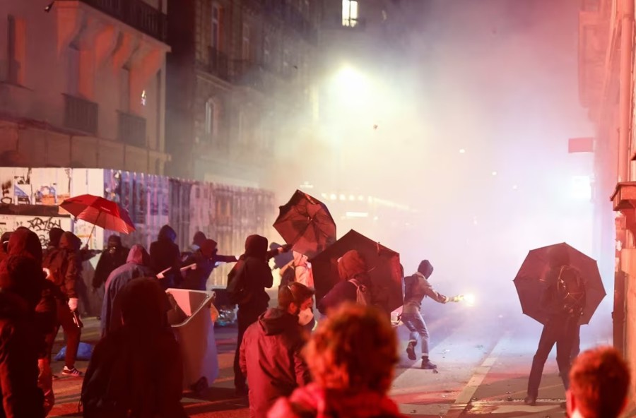 Những người biểu tình phản đối luật mới đã đốt lửa trên nhiều tuyến phố tại thủ đô Paris và các thành phố khác ở Pháp. Ảnh: Reuters