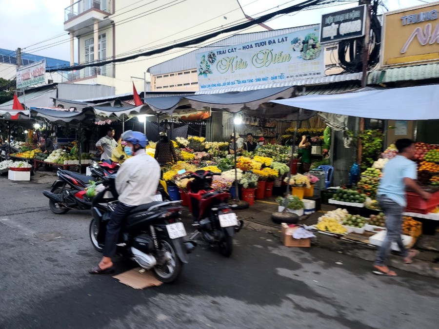 Tình trạng vi phạm hành lang an toàn giao thông đường bộ, lấn chiếm lòng lề đường, họp chợ… ở Cà Mau đã tồn tại như “một thói quen xấu."