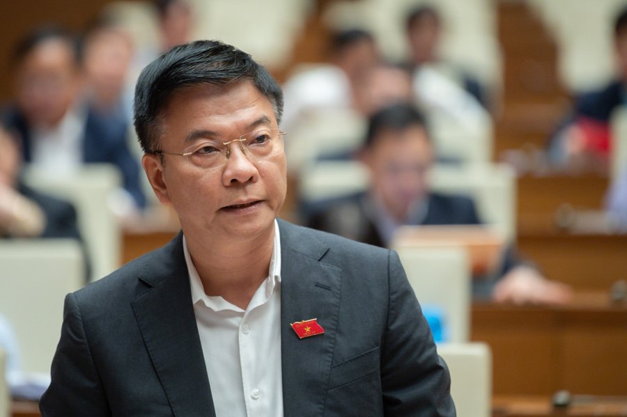 Bộ trưởng Bộ Tư pháp Lê Thành Long trả lời chất vấn đề thu hồi tàn sản tham nhũng (Ảnh: Quochoi.vn)