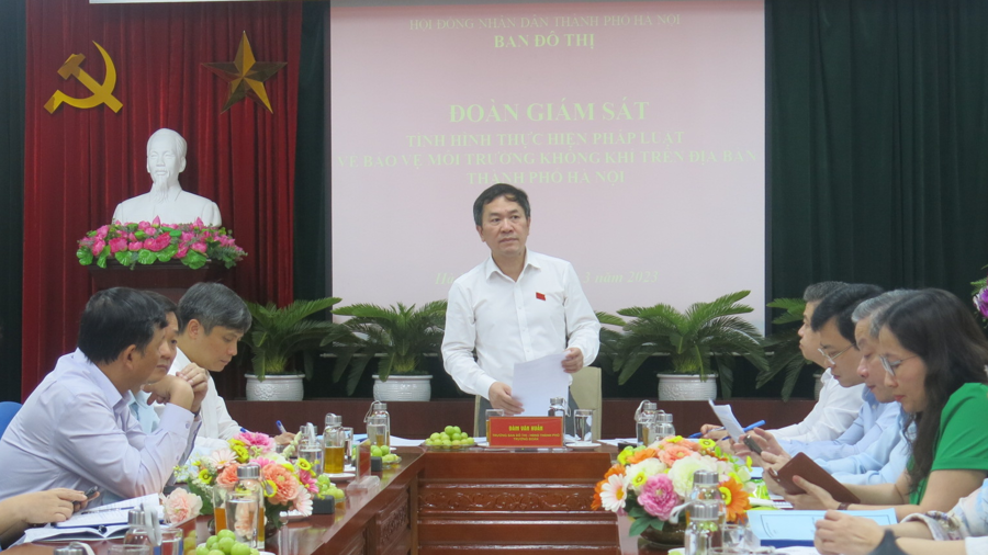 Trưởng Ban Đô thị-HĐND TP Hà Nội Đàm Văn Huân phát biểu tại buổi giám sát.