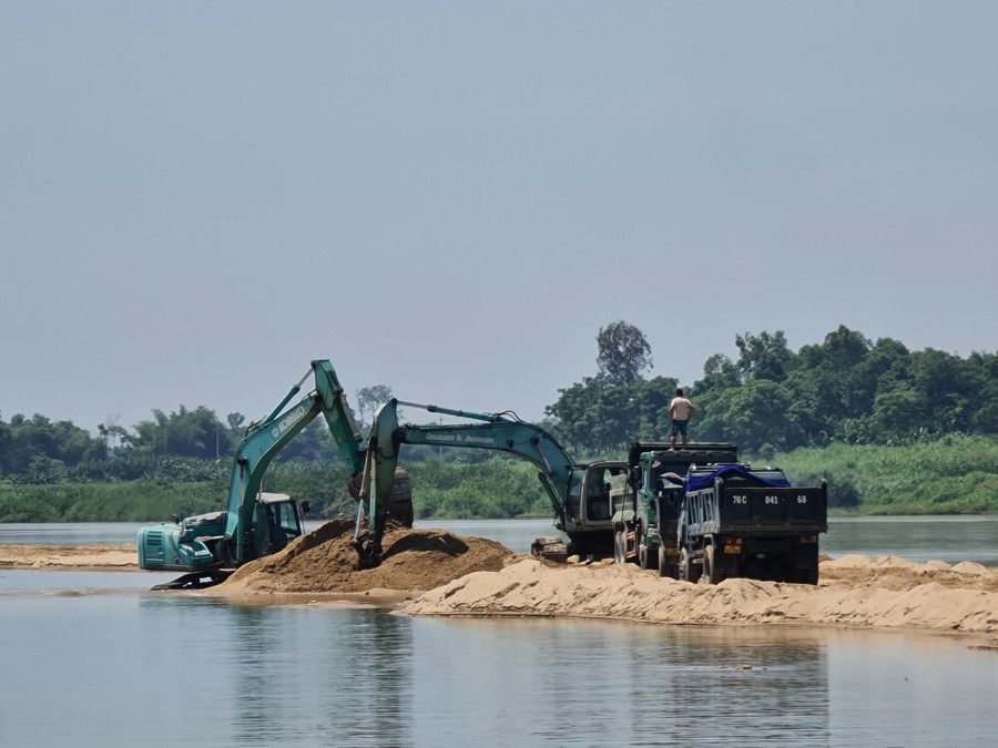 Khai thác cát ở Quảng Ngãi.