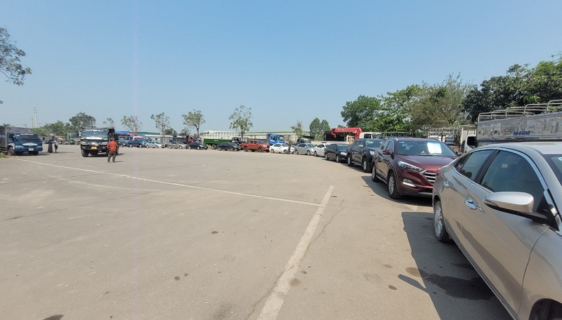 Ô tô xếp hàng dài chờ kiểm định tại Trung tâm đăng kiểm xe cơ giới 3801D- Hà Tĩnh 
