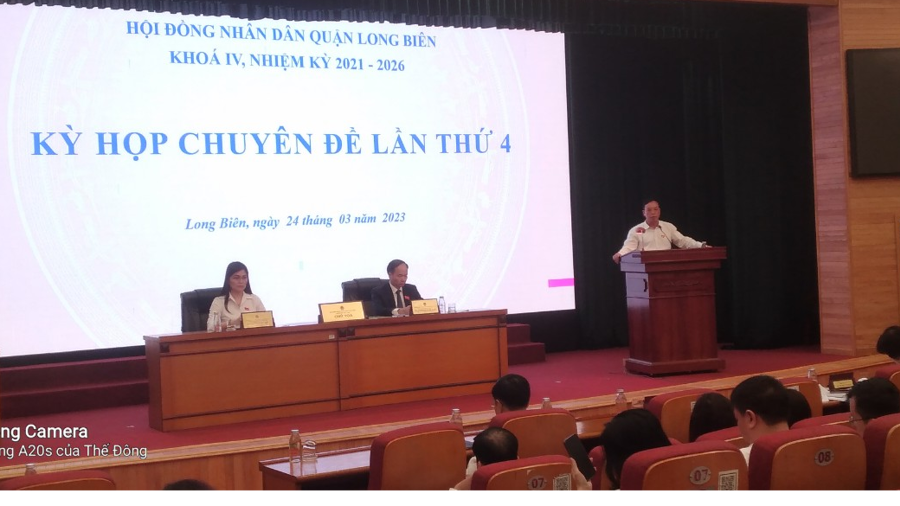 Chủ tịch UBND quận Long Biên  Nguyễn Mạnh Hà trình bày tại kỳ họp. Ảnh Khánh Phương