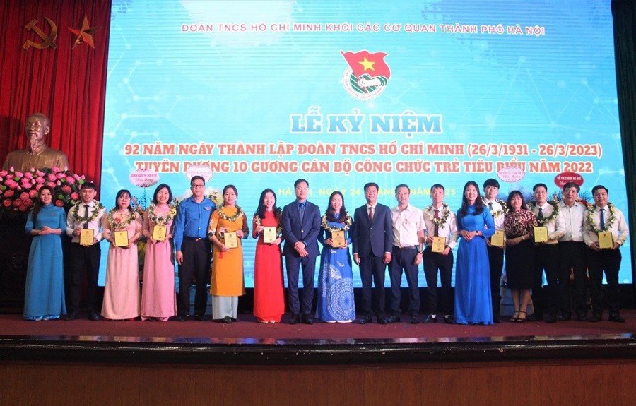 Đoàn Khối các cơ quan TP Hà Nội tuyên dương 10 gương cán bộ, công chức trẻ tiêu biểu năm 2022.