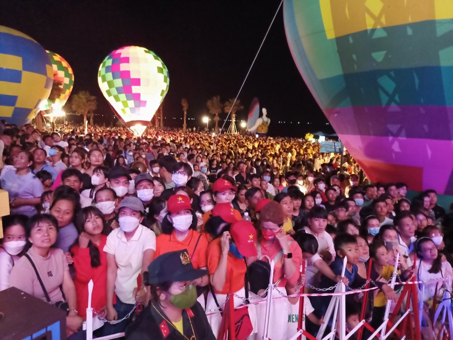 Hàng ngàn du khách tham dự lễ hội khai mạc “Năm Du lịch quốc gia 2023” với chủ đề "Bình Thuận - Hội tụ xanh" vào đếm 25/3/2023 tại tỉnh Bình Thuận.