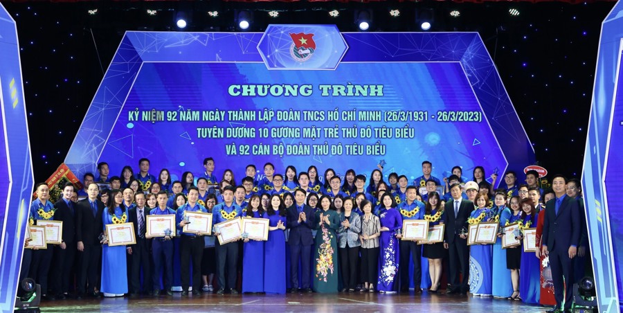 Lãnh đạo Trung ương Hội LHTN Việt Nam và TP Hà Nội chụp ảnh lưu niệm cùng 92 cán bộ Đoàn tiêu biểu năm 2022.