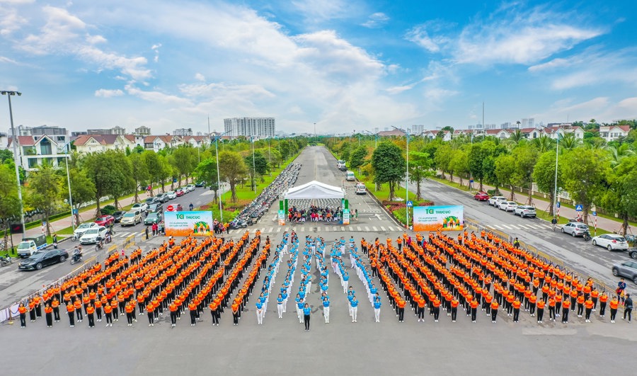 Màn đồng diễn dân vũ của phụ nữ quận Long Biên thực hiện 