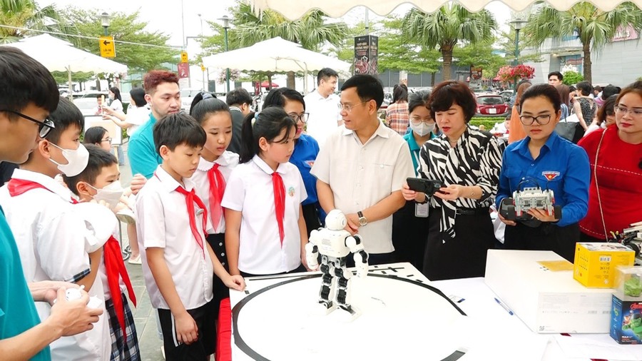 Các em học sinh quận Long Biên được tham gia các hoạt động trải nghiệm công nghệ số. 